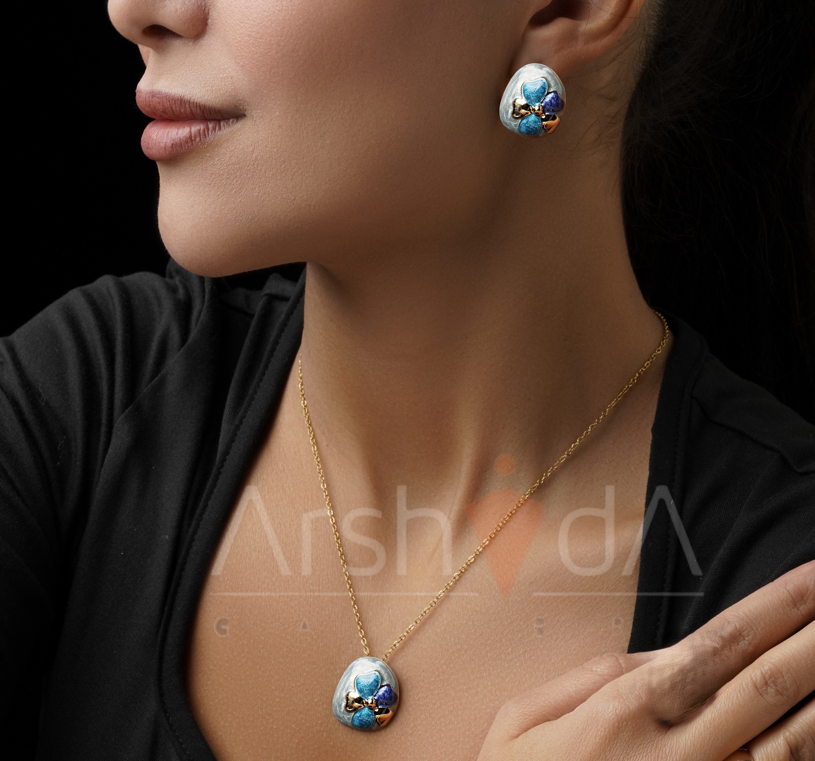 نیم‌ست زنانه میناکاری طرح آبی اقیانوسی مدل آتلانتیس شامل شش مدل متفاوت با گردنبند و گوشواره آبکاری طلا ۱۸ عیار