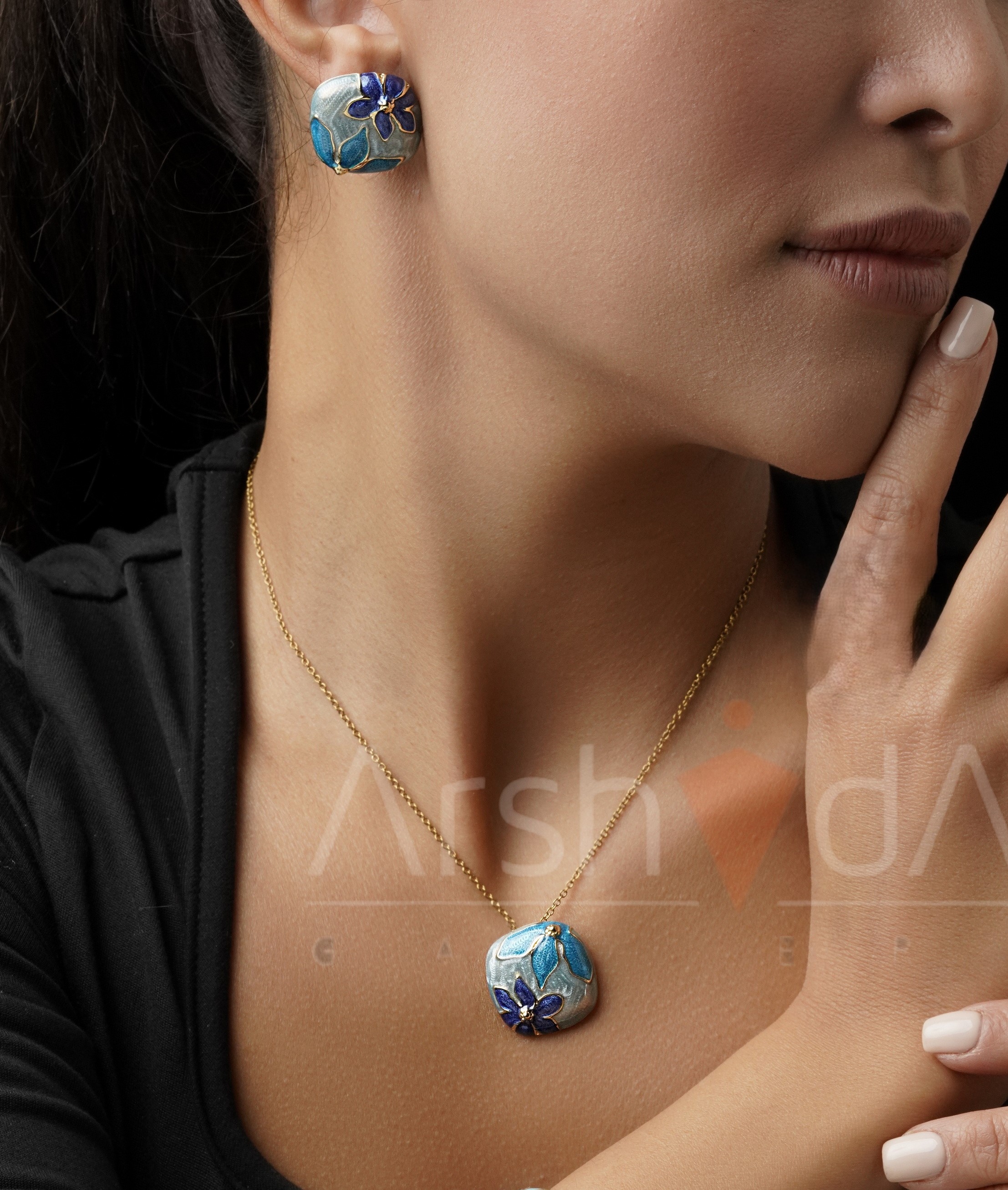 نیم‌ست زنانه میناکاری طرح آبی اقیانوسی مدل آتلانتیس شامل شش مدل متفاوت با گردنبند و گوشواره آبکاری طلا ۱۸ عیار