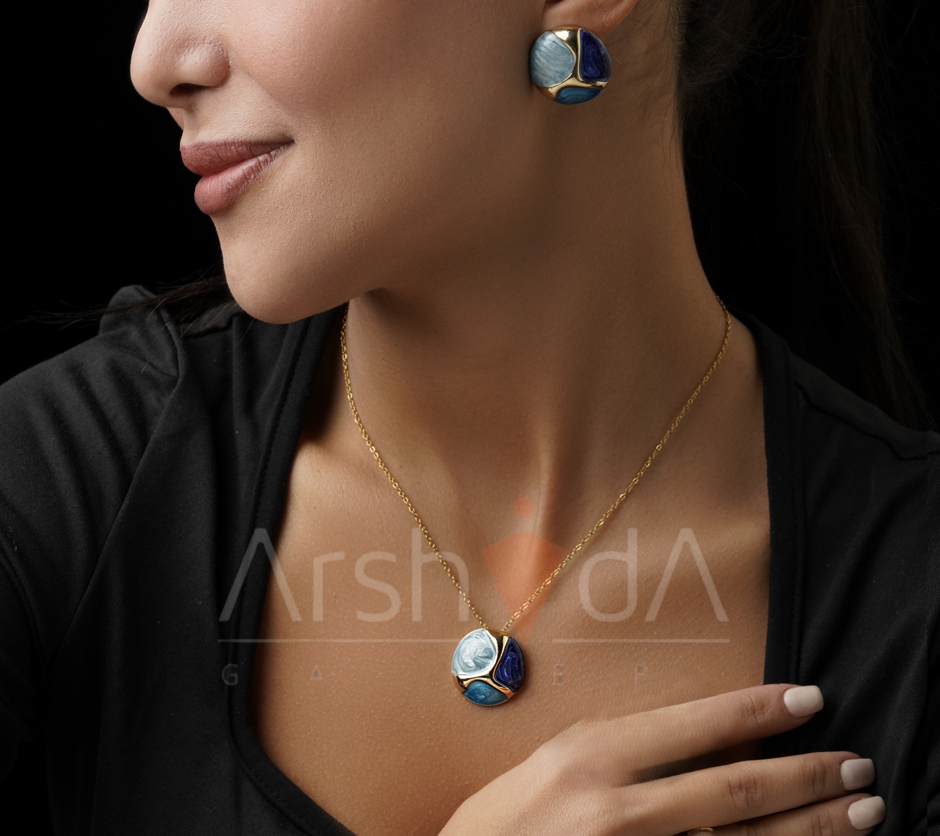 نیم‌ست زنانه میناکاری طرح آبی اقیانوسی مدل آتلانتیس شامل شش مدل متفاوت با گردنبند و گوشواره آبکاری طلا ۱۸ عیار