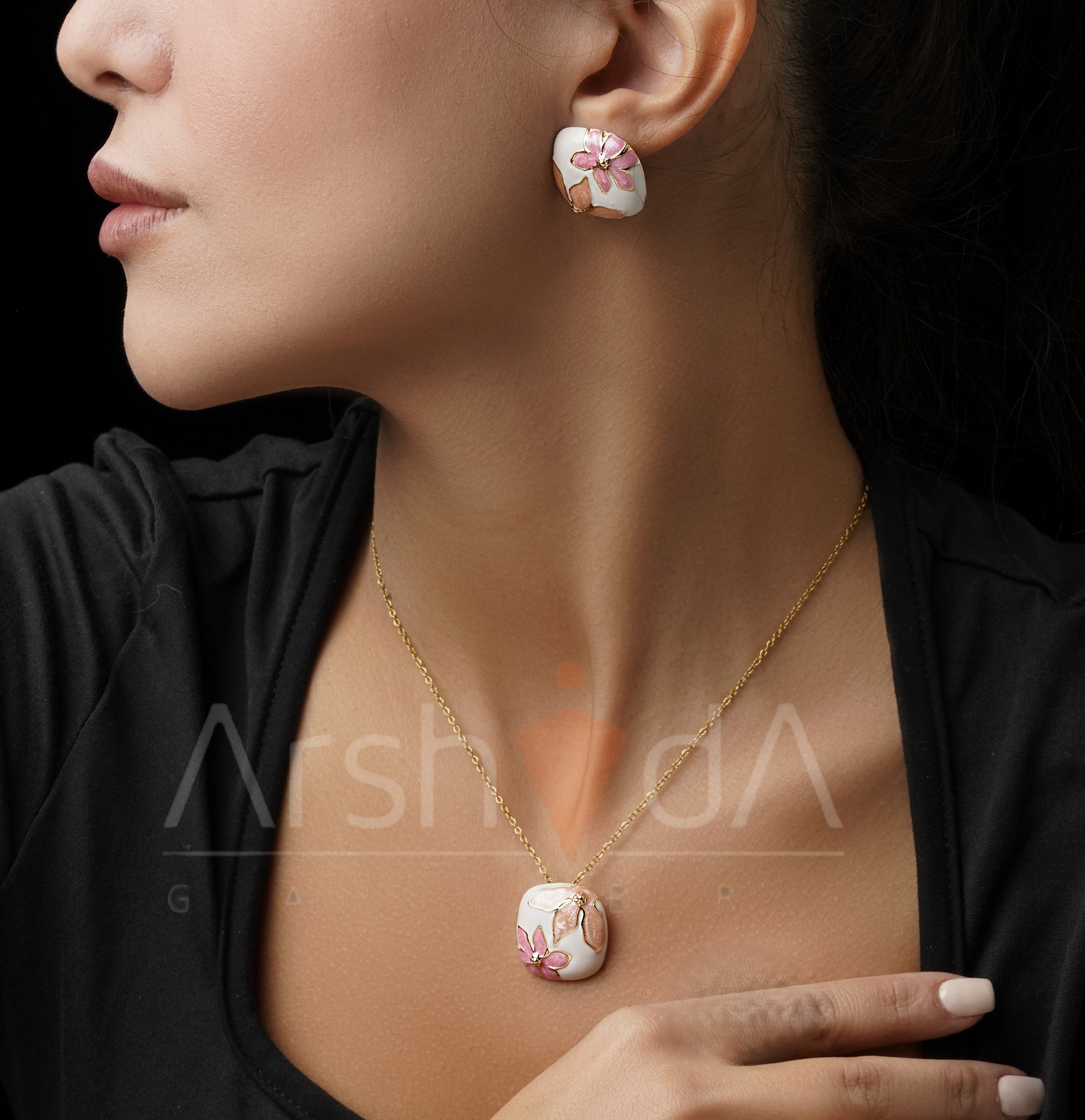 نیم‌ست زنانه میناکاری طرح گل رز سان‌ست مدل اورورا با رنگ‌های صورتی و نارنجی و آبکاری طلا ۱۸ عیار