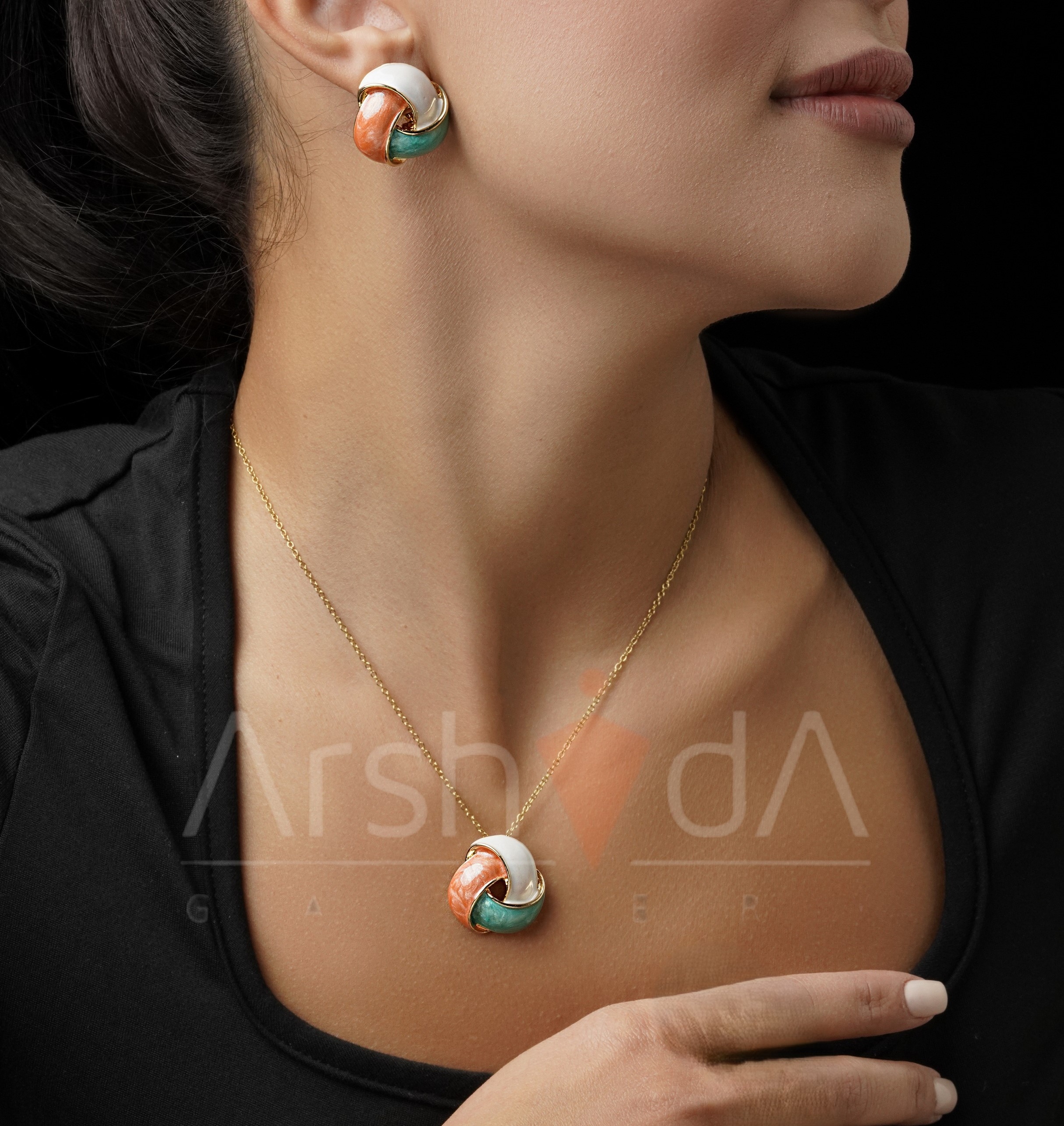 نیمست زنانه میناکاری طرح طبیعت مدیترانهای مدل تِراویو شامل پنج مدل متنوع با رنگهای سبز، نارنجی و سفید و آبکاری طلا ۱۸ عیار