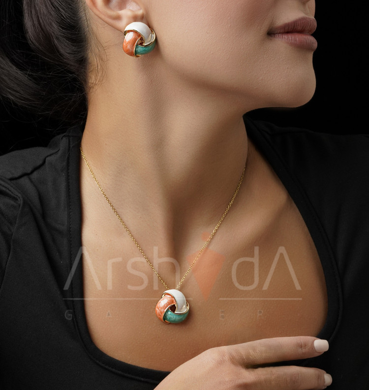 نیمست زنانه میناکاری طرح طبیعت مدیترانهای مدل تِراویو شامل پنج مدل متنوع با رنگهای سبز، نارنجی و سفید و آبکاری طلا ۱۸ عیار