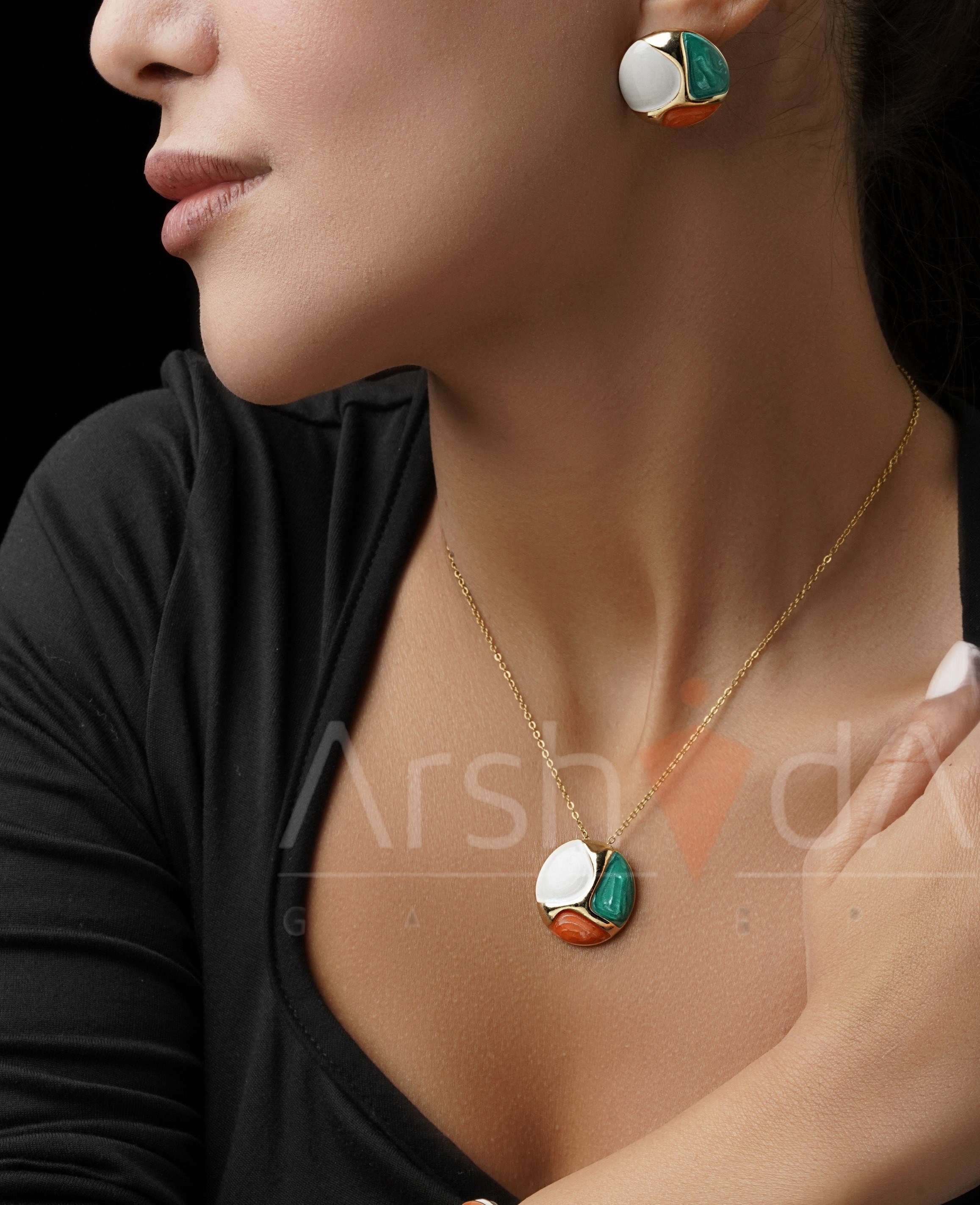 نیم‌ست زنانه میناکاری طرح طبیعت مدیترانه‌ای مدل تِراویو شامل پنج مدل متنوع با رنگ‌های سبز، نارنجی و سفید و آبکاری طلا ۱۸ عیار