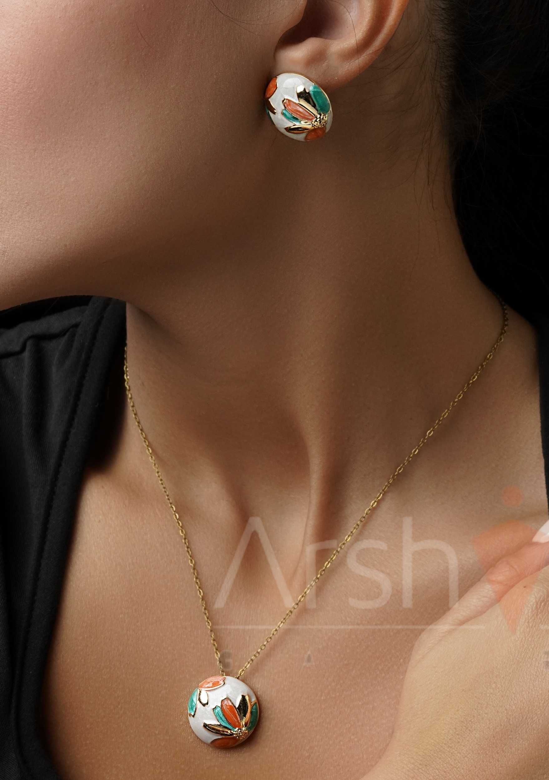 نیمست زنانه میناکاری طرح طبیعت مدیترانهای مدل تِراویو شامل پنج مدل متنوع با رنگهای سبز، نارنجی و سفید و آبکاری طلا ۱۸ عیار