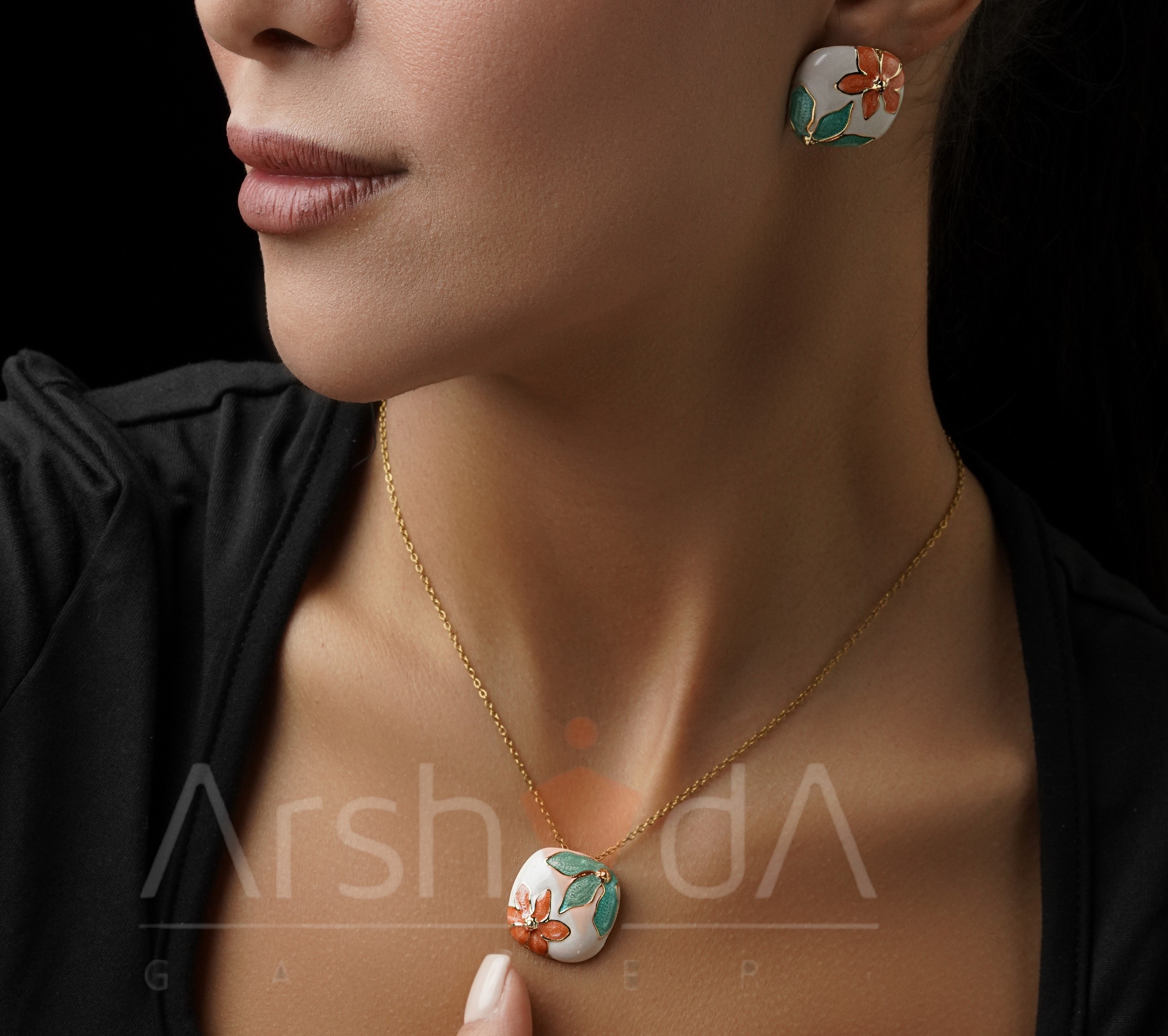 نیم‌ست زنانه میناکاری طرح طبیعت مدیترانه‌ای مدل تِراویو شامل پنج مدل متنوع با رنگ‌های سبز، نارنجی و سفید و آبکاری طلا ۱۸ عیار