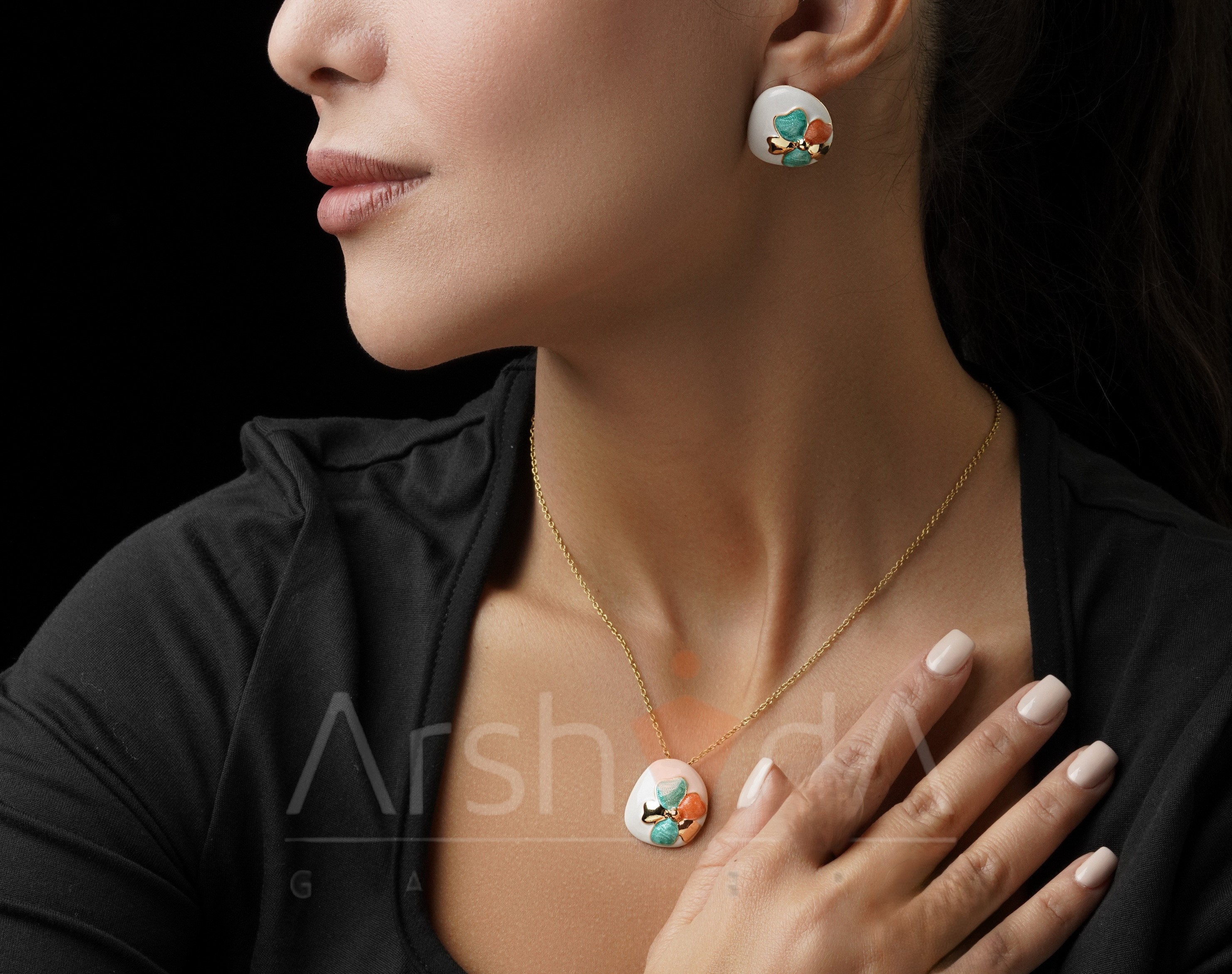 نیم‌ست زنانه میناکاری طرح طبیعت مدیترانه‌ای مدل تِراویو شامل پنج مدل متنوع با رنگ‌های سبز، نارنجی و سفید و آبکاری طلا ۱۸ عیار