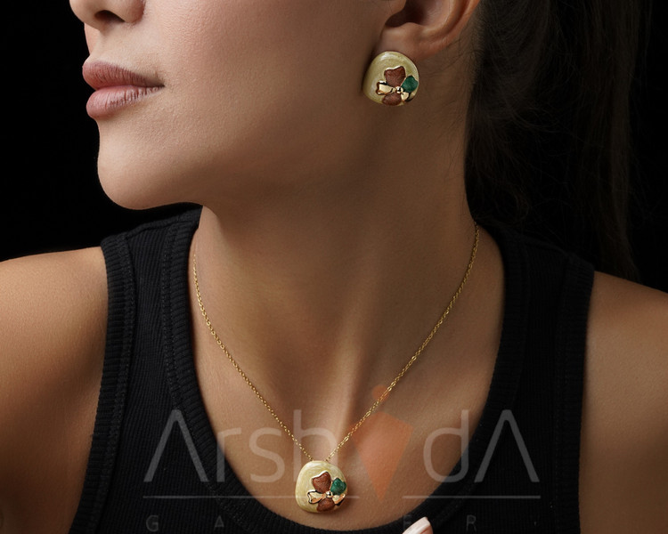 نیمست میناکاری زنانه با رنگ یشمی کمرنگ و نارنجی، شامل گردنبند و گوشواره با زنجیر ۴۵ سانتیمتر