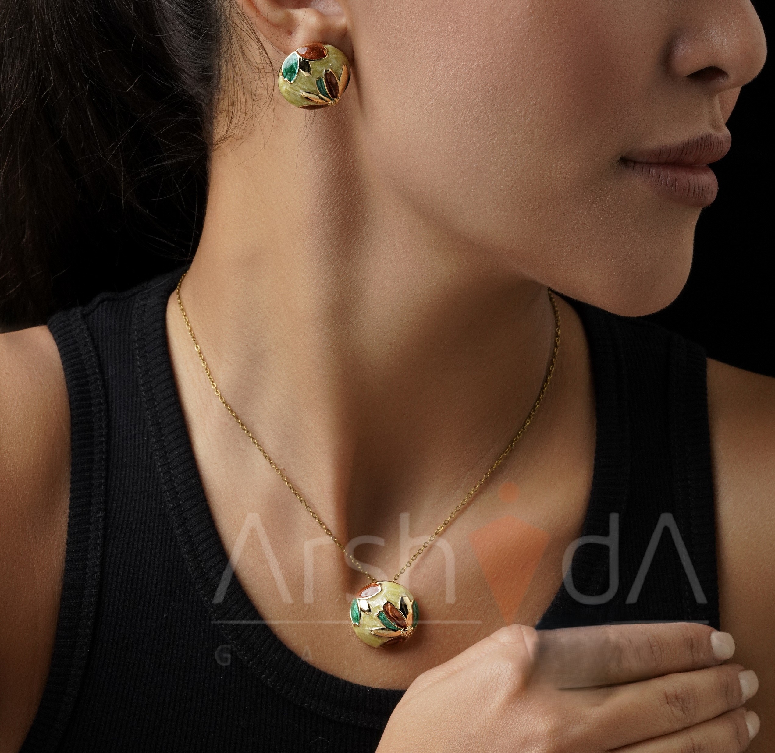 نیمست میناکاری زنانه با رنگ یشمی کمرنگ و نارنجی، شامل گردنبند و گوشواره با زنجیر ۴۵ سانتیمتر