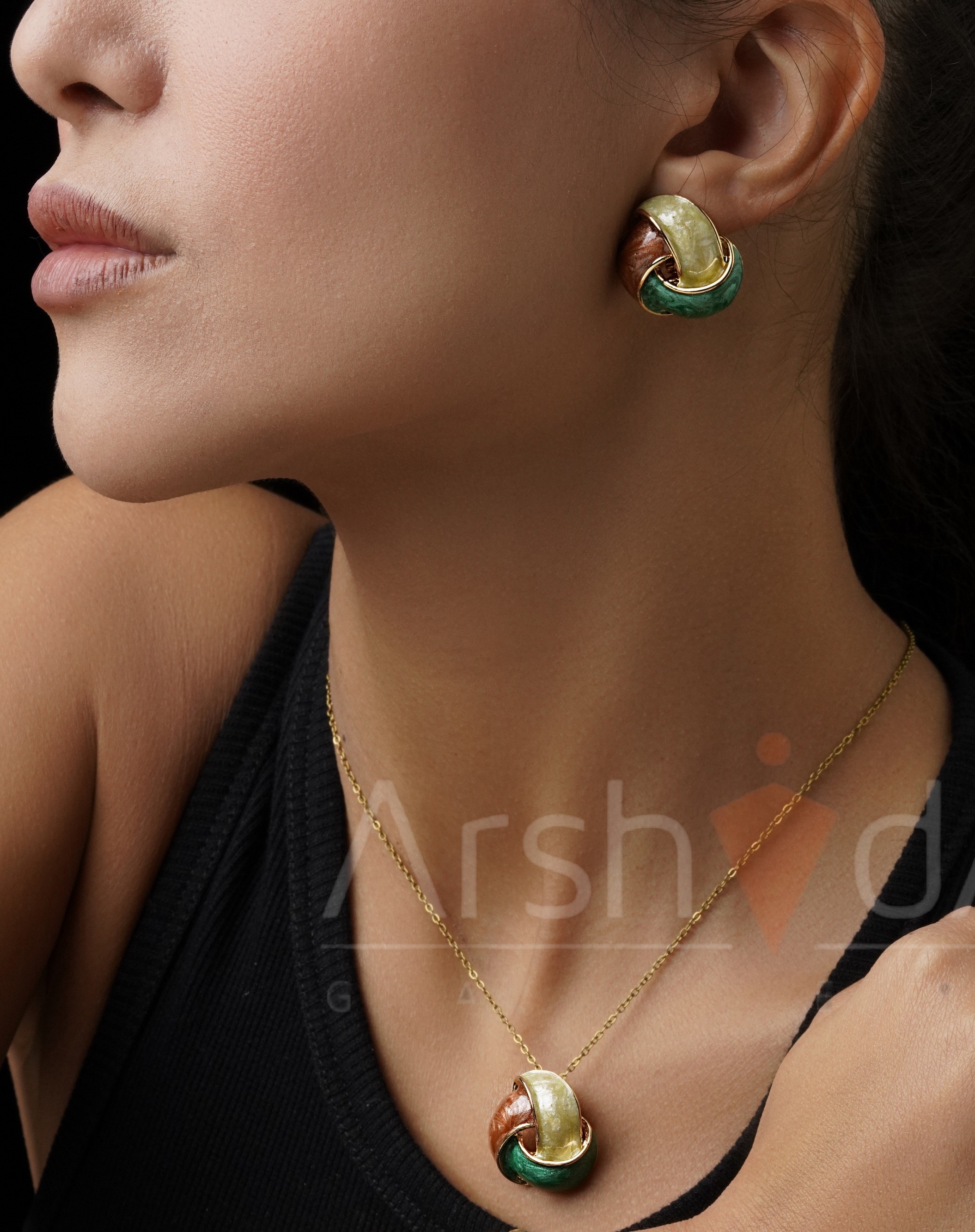 نیمست میناکاری زنانه با رنگ یشمی کمرنگ و نارنجی، شامل گردنبند و گوشواره با زنجیر ۴۵ سانتیمتر