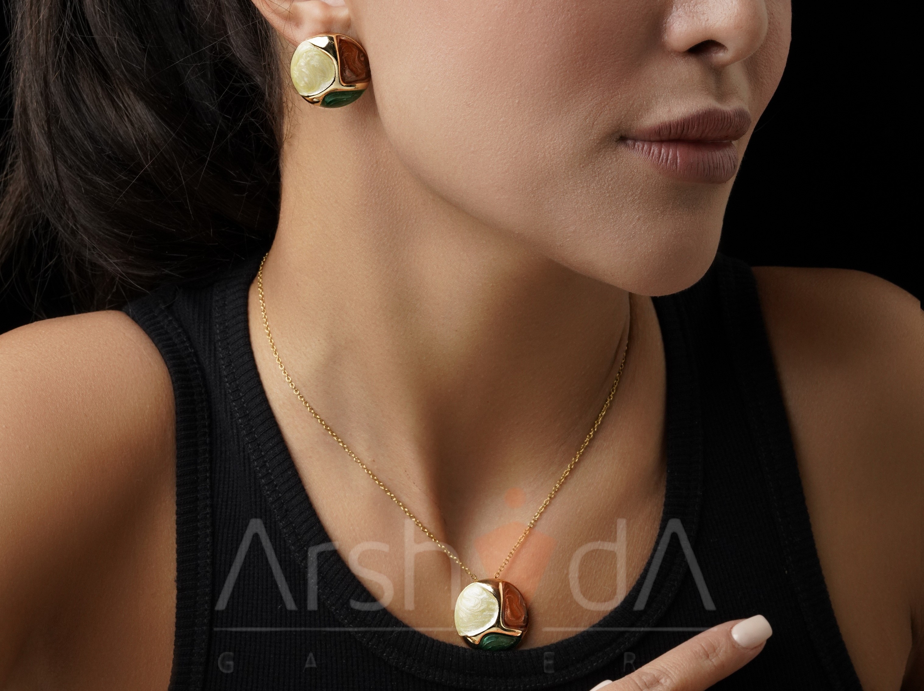 نیمست میناکاری زنانه با رنگ یشمی کمرنگ و نارنجی، شامل گردنبند و گوشواره با زنجیر ۴۵ سانتیمتر