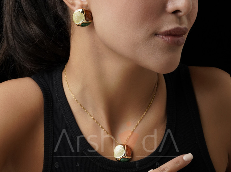 نیمست میناکاری زنانه با رنگ یشمی کمرنگ و نارنجی، شامل گردنبند و گوشواره با زنجیر ۴۵ سانتیمتر