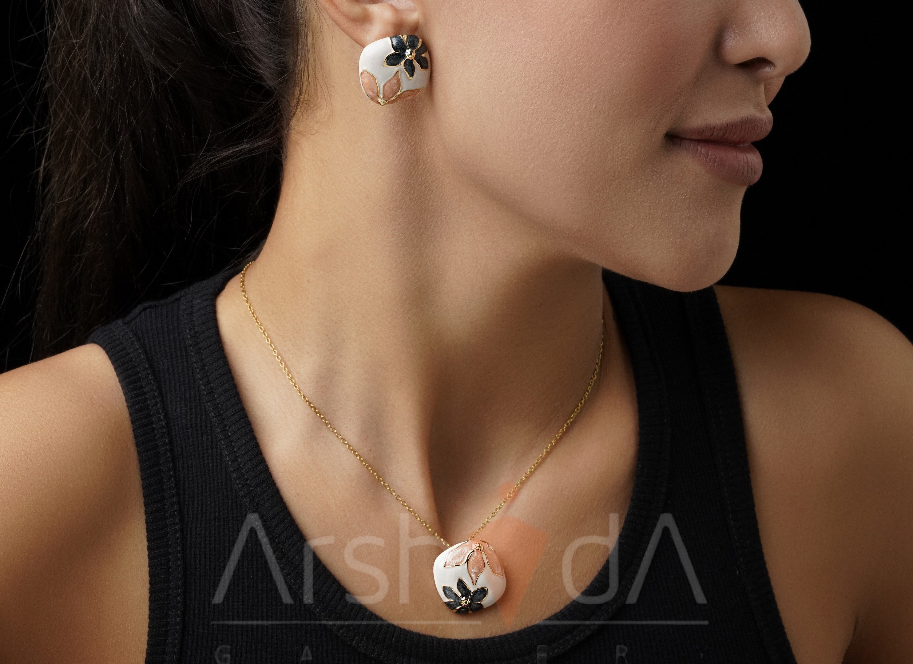 نیم‌ست زنانه میناکاری با نقش گل مشکی روی زمینه سفید، آویز گرد ظریف طلا ۱۸ عیار