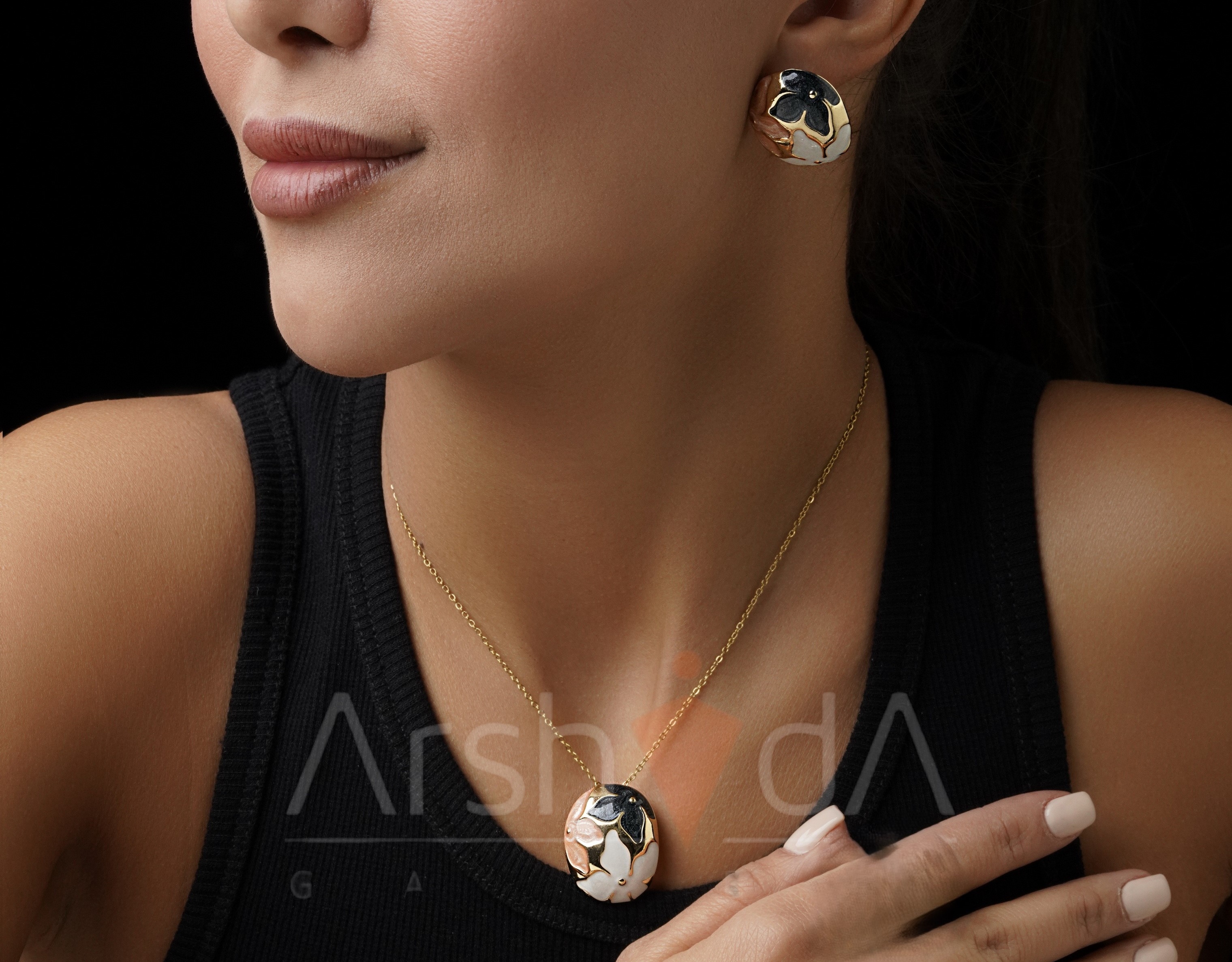 نیم‌ست زنانه میناکاری طرح گره‌ای، آویز گرد مشکی‌سفید با آبکاری طلا ۱۸ عیار