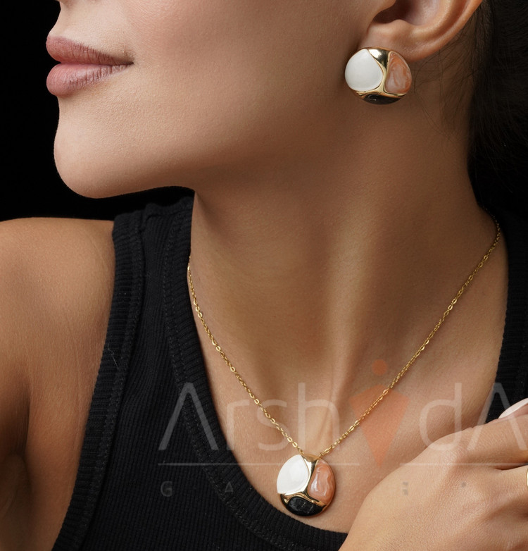 نیمست زنانه میناکاری نقش برگ مشکی و هلویی روی زمینه سفید، آویز گرد طلا ۱۸ عیار