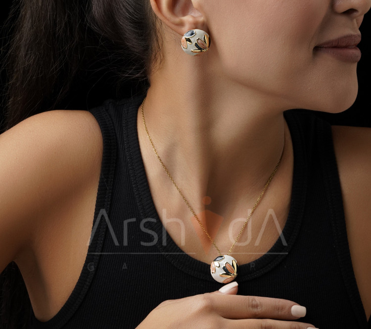 نیمست زنانه میناکاری طرح گل مشکی و سفید، آویز گرد با خطوط طلایی