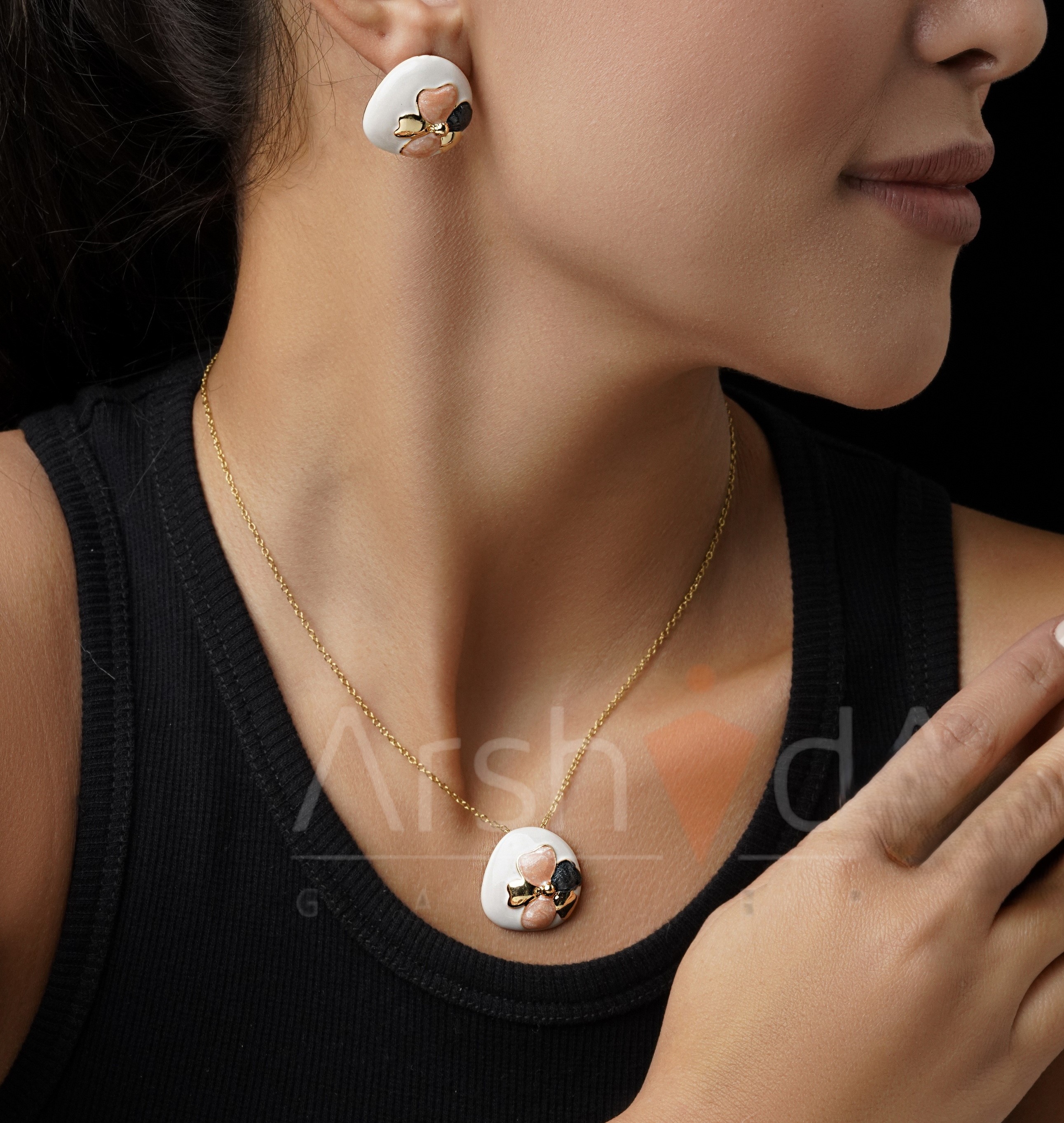 نیم‌ست زنانه میناکاری دیسک سه‌بخشی سفید، هلویی و مشکی با قاب طلایی