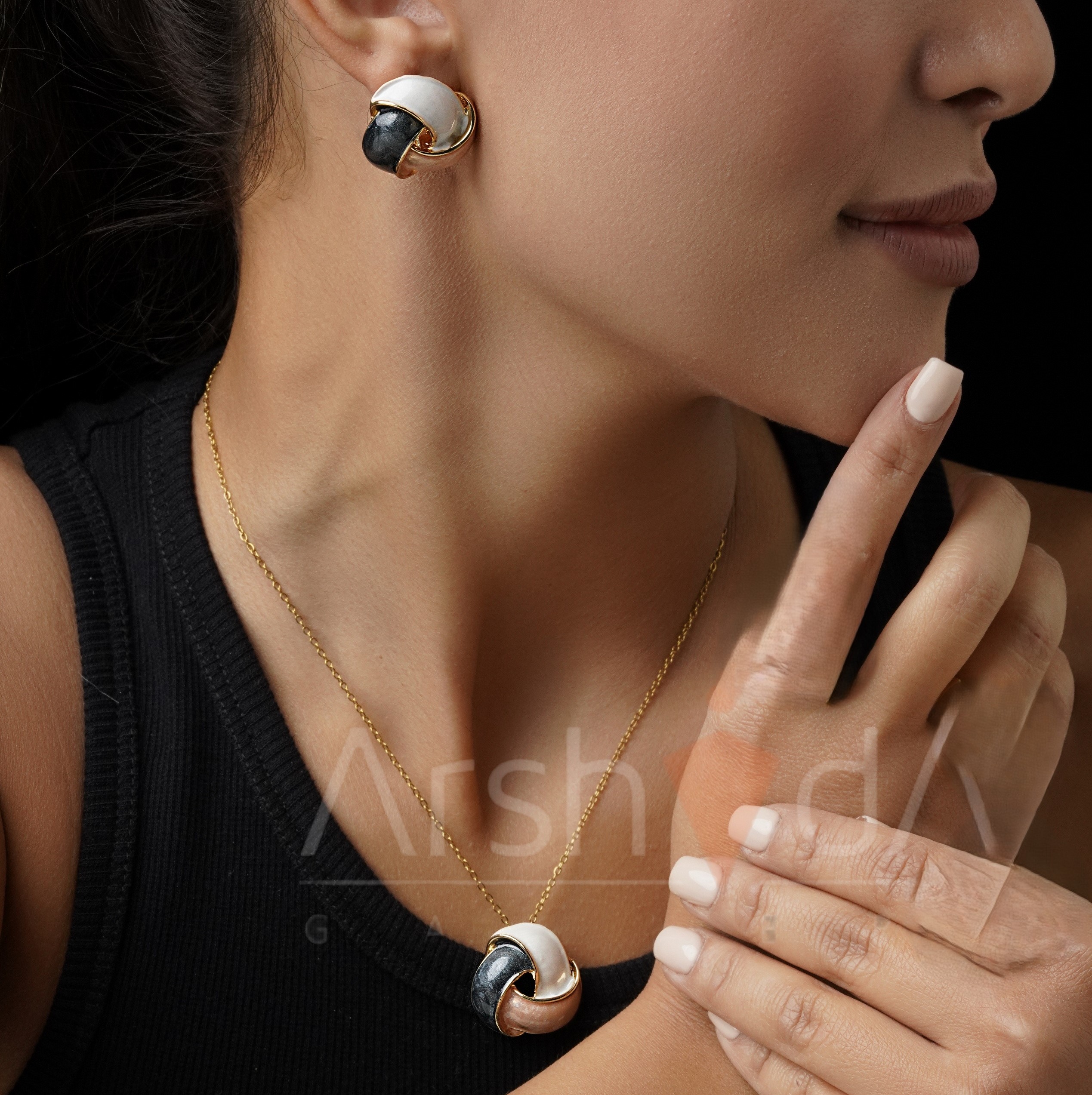 نیم‌ست زنانه میناکاری طرح گل کوچک مشکی و هلویی روی زمینه سفید، آویز گرد