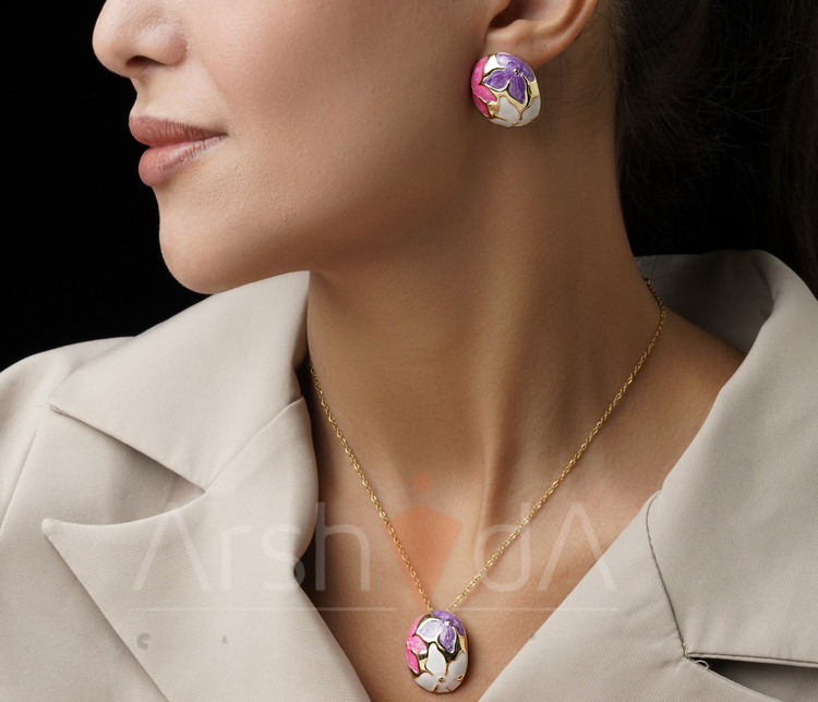 نیمست زنانه میناکاری سهبخشی با رنگهای بنفش، صورتی و سفید روی زمینه طلایی