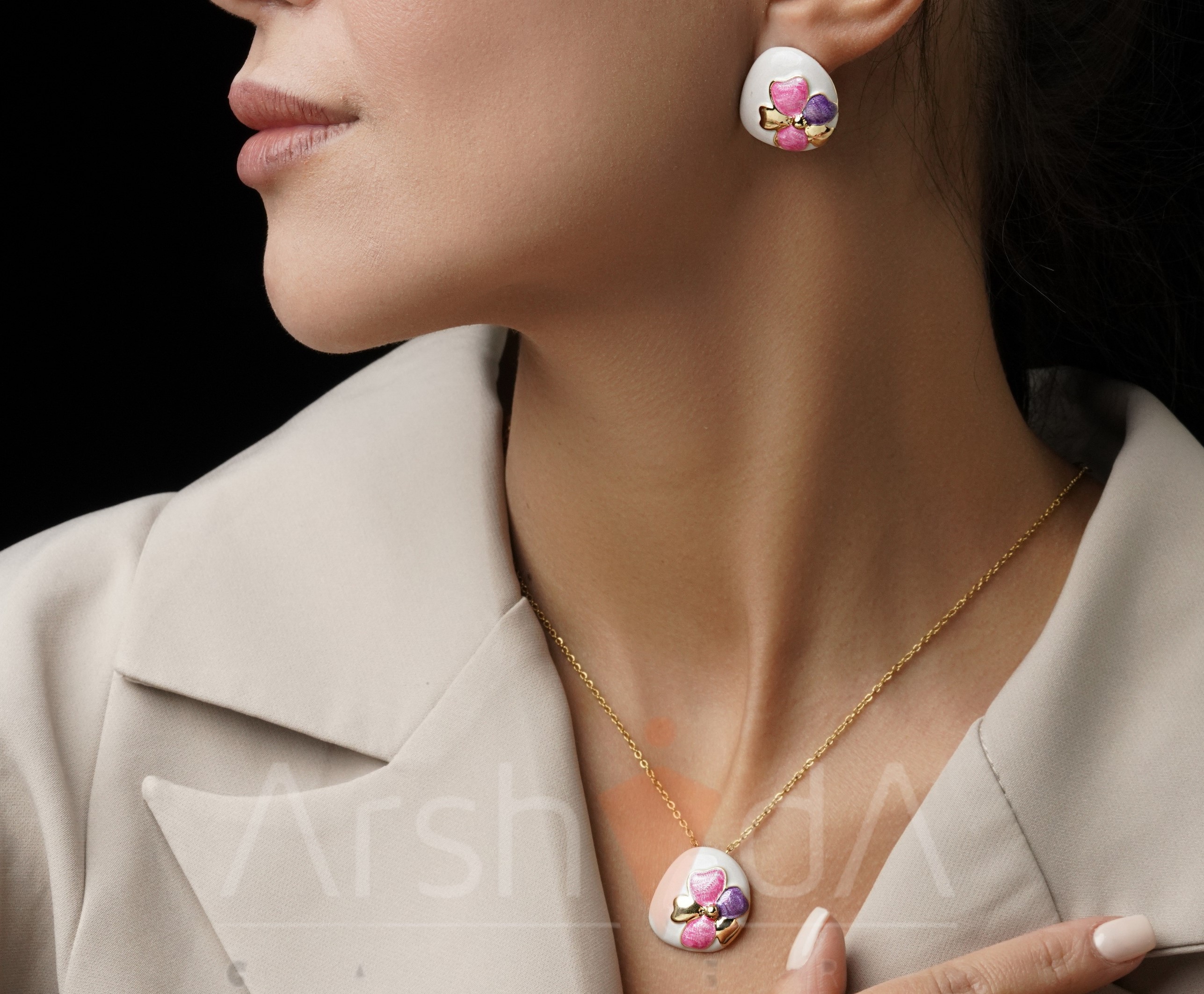 نیمست زنانه میناکاری سهبخشی با رنگهای بنفش، صورتی و سفید روی زمینه طلایی