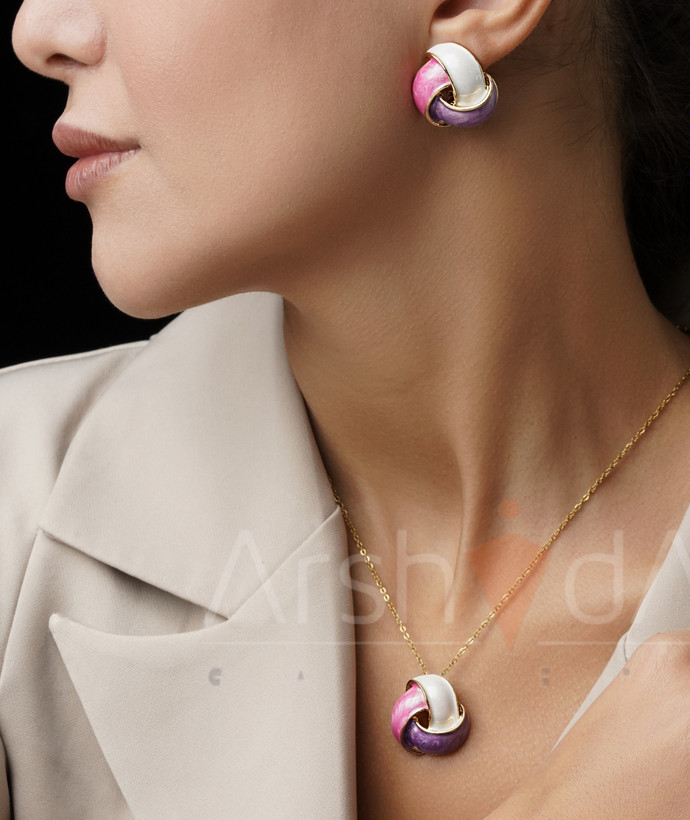 نیمست زنانه میناکاری سهبخشی با رنگهای بنفش، صورتی و سفید روی زمینه طلایی