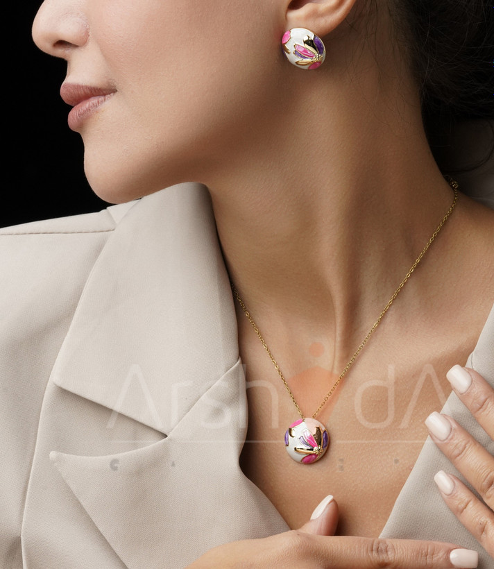 نیمست زنانه میناکاری سهبخشی با رنگهای بنفش، صورتی و سفید روی زمینه طلایی