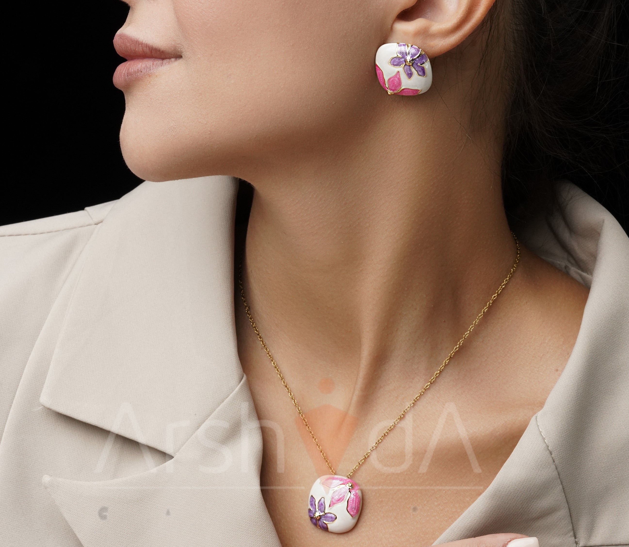 نیمست زنانه میناکاری سهبخشی با رنگهای بنفش، صورتی و سفید روی زمینه طلایی