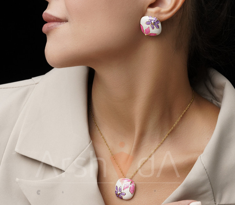 نیمست زنانه میناکاری سهبخشی با رنگهای بنفش، صورتی و سفید روی زمینه طلایی