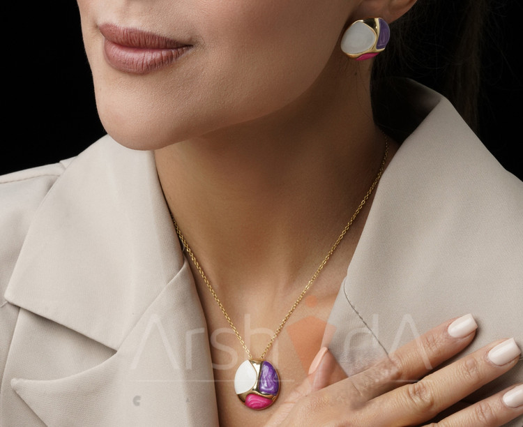 نیمست زنانه میناکاری سهبخشی با رنگهای بنفش، صورتی و سفید روی زمینه طلایی