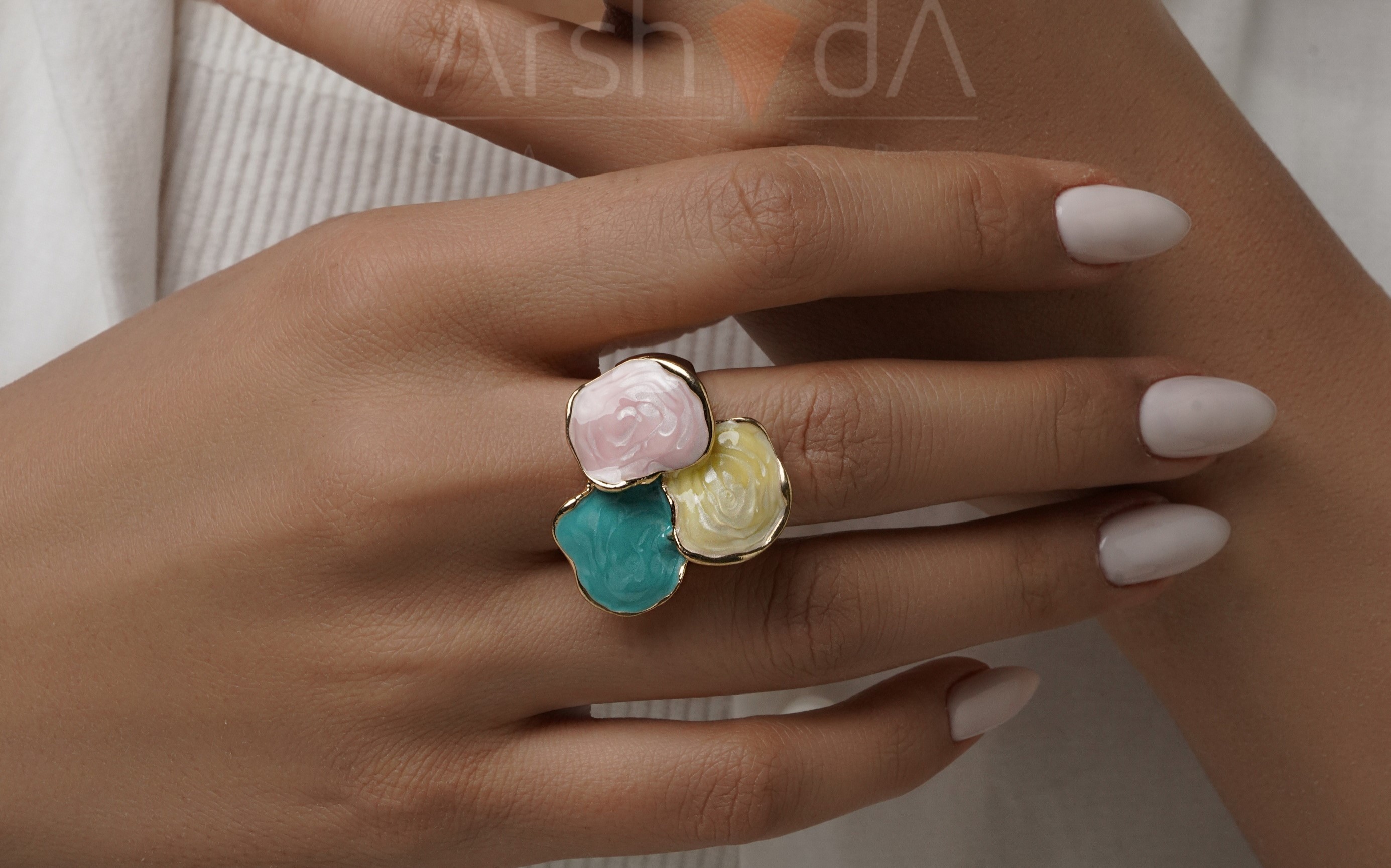 انگشتر زنانه میناکاری رنگین صدفی مدل مارین اِکو با رنگهای فیروزهای، صورتی و کرم، ساخت کوپر، فریسایز کشی و آبکاری طلا ۱۸ عیار