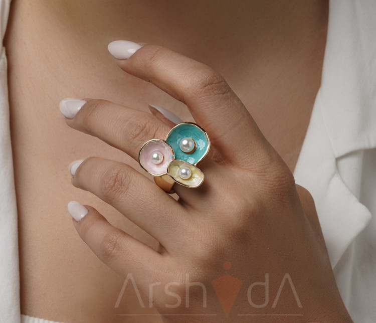 انگشتر زنانه میناکاری رنگین صدفی مدل مارین اِکو با رنگهای فیروزهای، صورتی و کرم، ساخت کوپر، فریسایز کشی و آبکاری طلا ۱۸ عیار