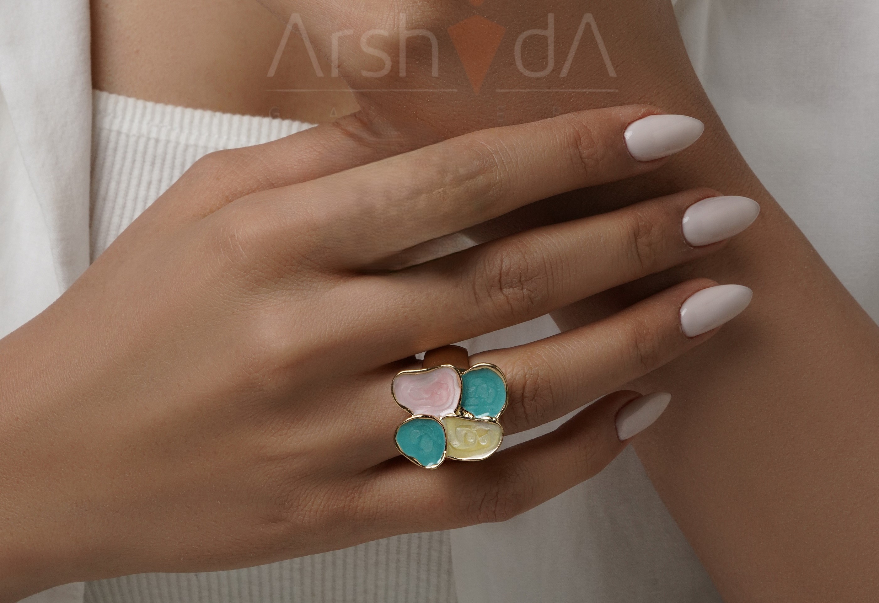 انگشتر زنانه میناکاری رنگین صدفی مدل مارین اِکو با رنگهای فیروزهای، صورتی و کرم، ساخت کوپر، فریسایز کشی و آبکاری طلا ۱۸ عیار