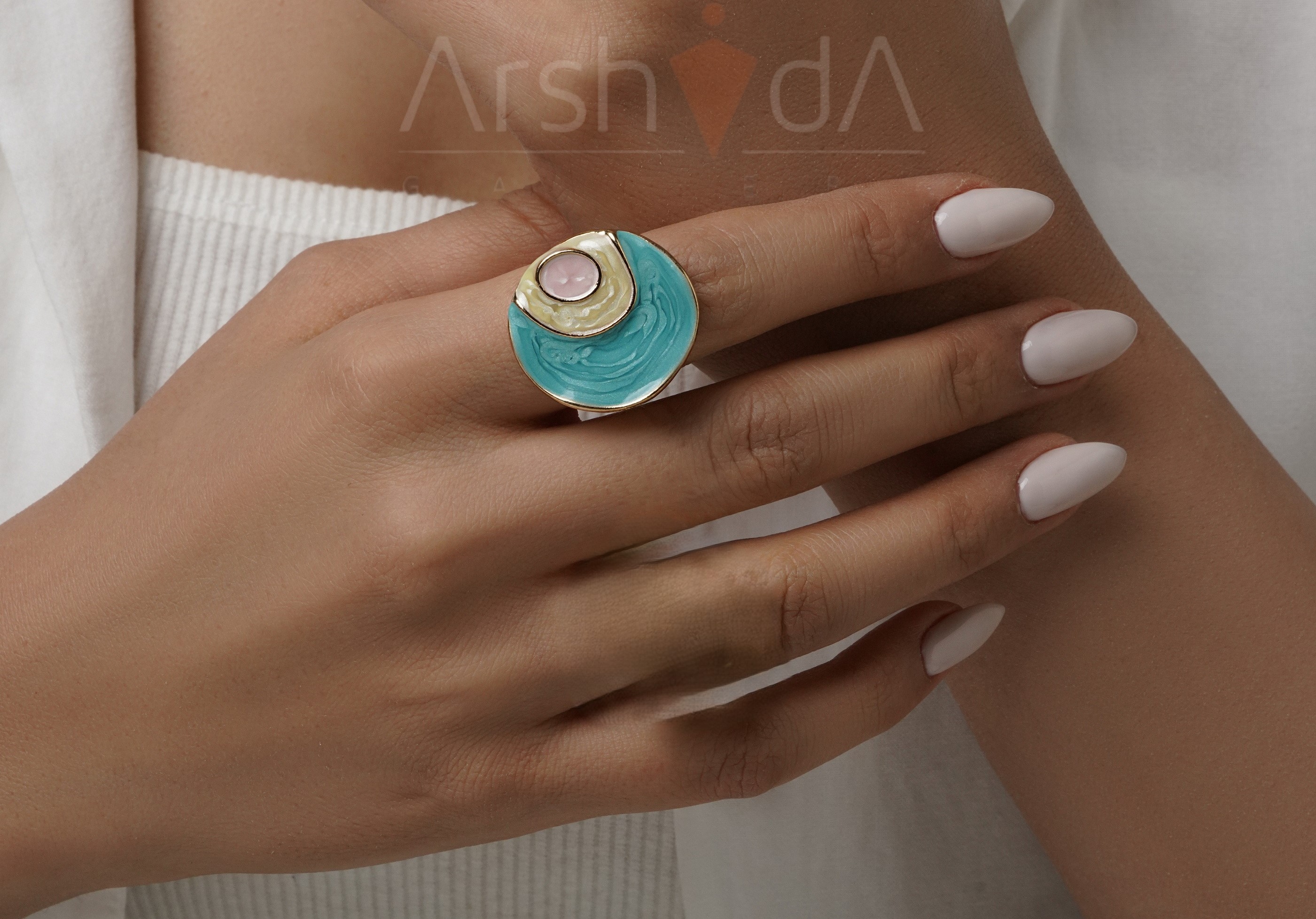 انگشتر زنانه میناکاری رنگین صدفی مدل مارین اِکو با رنگهای فیروزهای، صورتی و کرم، ساخت کوپر، فریسایز کشی و آبکاری طلا ۱۸ عیار