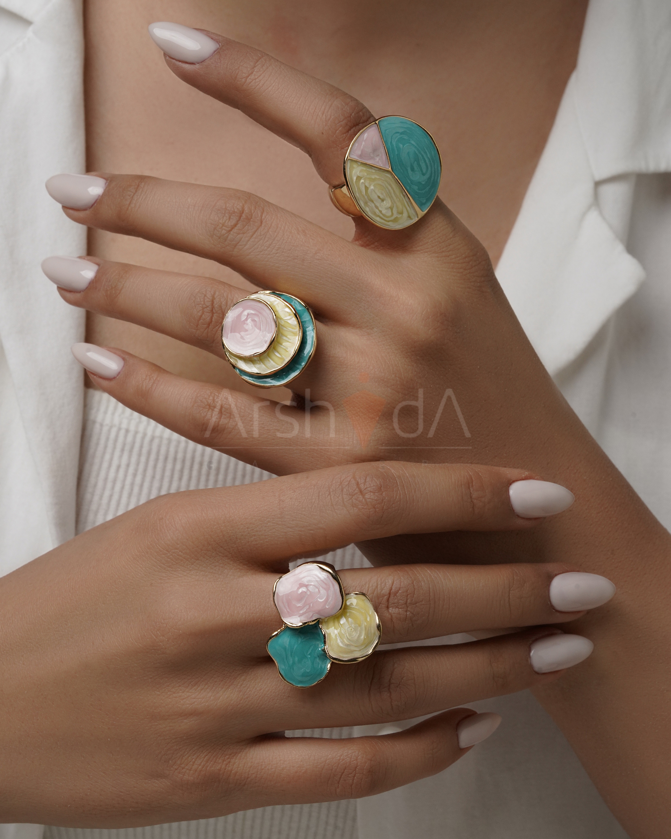 انگشتر زنانه میناکاری رنگین صدفی مدل مارین اِکو با رنگهای فیروزهای، صورتی و کرم، ساخت کوپر، فریسایز کشی و آبکاری طلا ۱۸ عیار