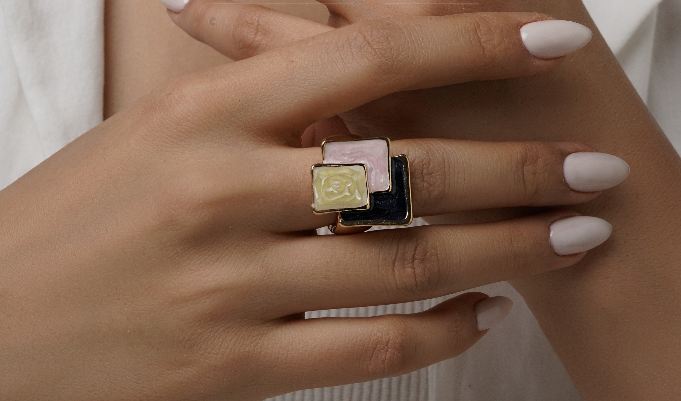 انگشتر زنانه میناکاری رنگینمهتابی مدل نواک با طرح صورتی و مشکی