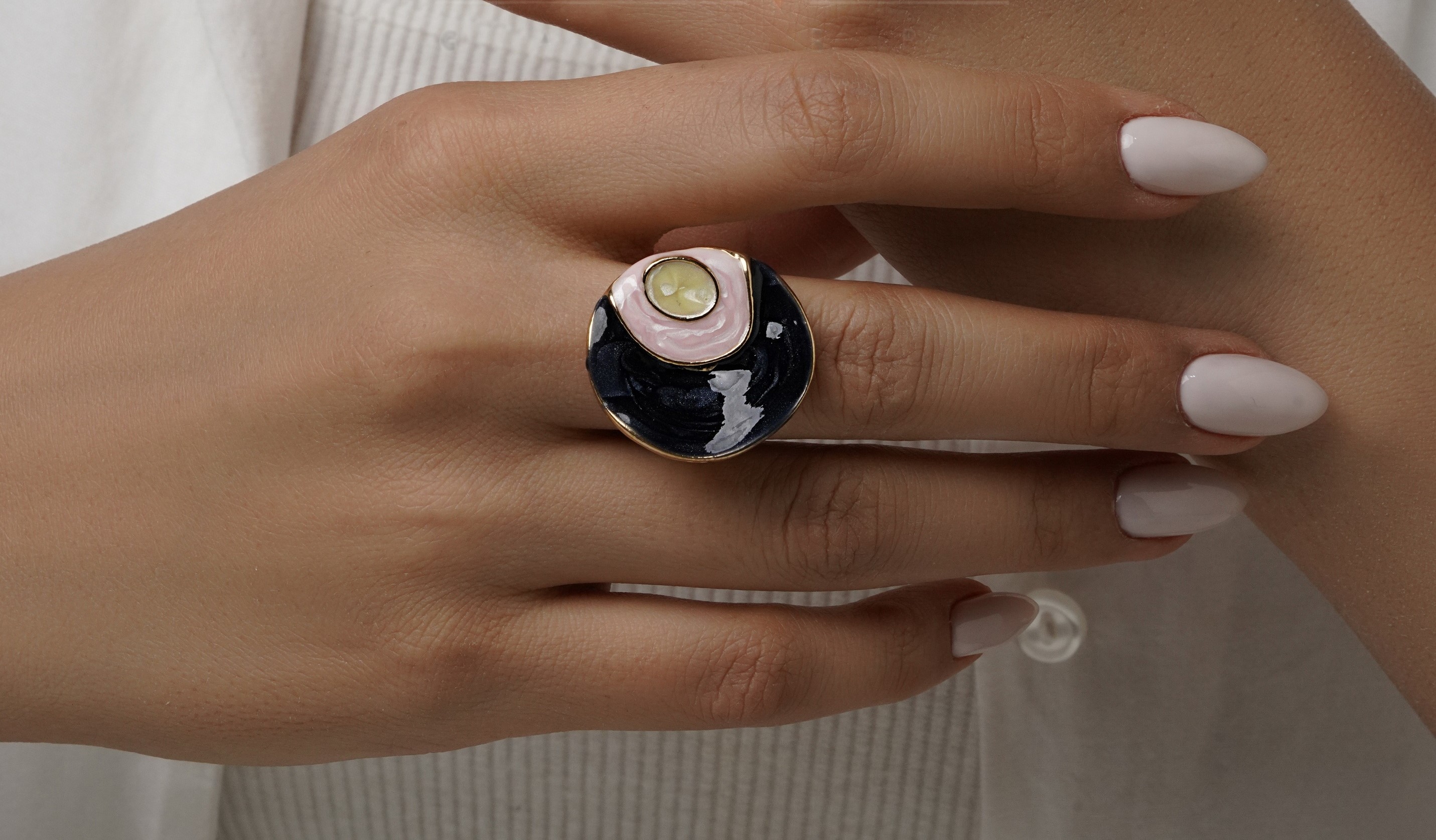 انگشتر زنانه میناکاری رنگینمهتابی مدل نواک با طرح صورتی و مشکی