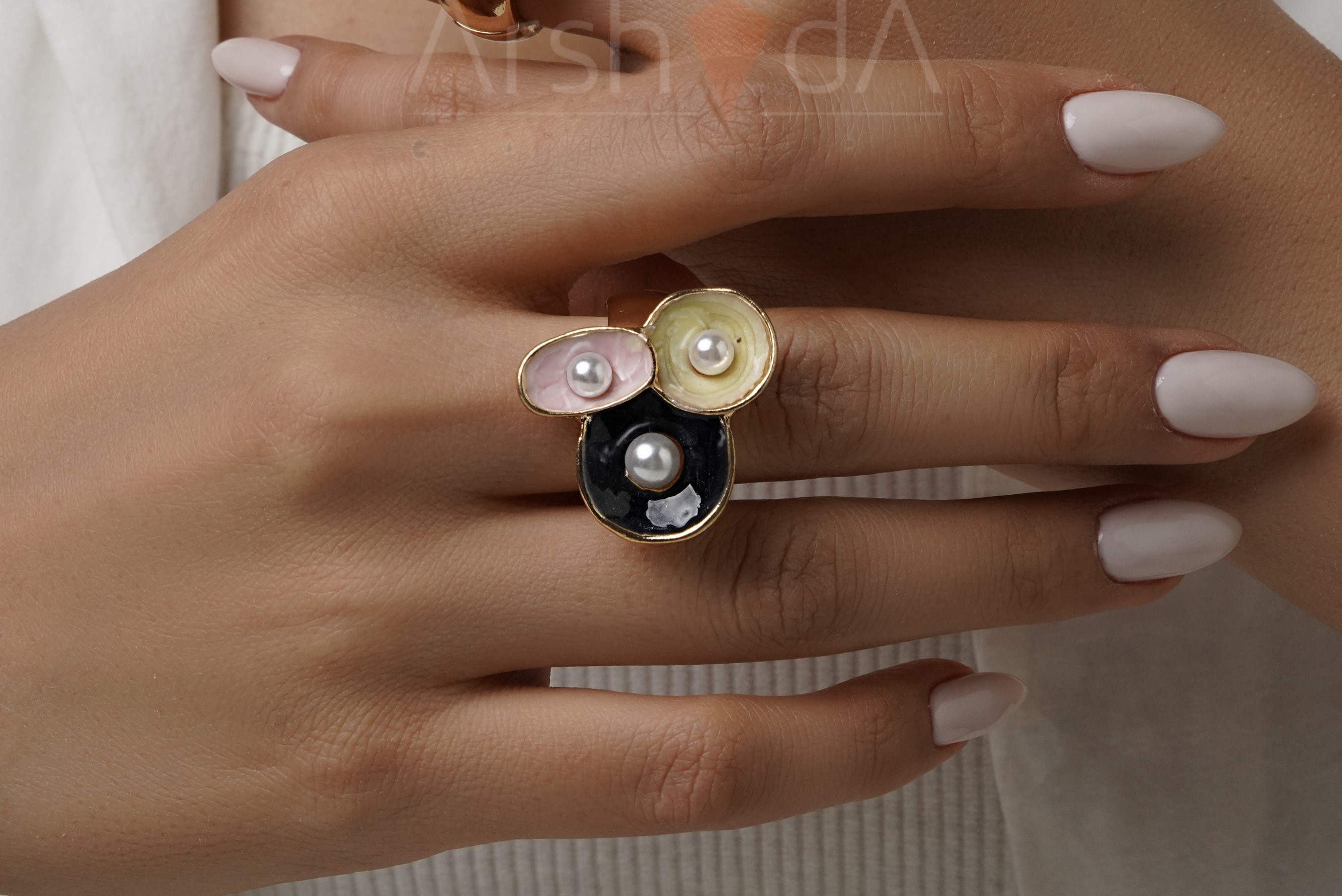 انگشتر زنانه میناکاری رنگینمهتابی مدل نواک با طرح صورتی و مشکی