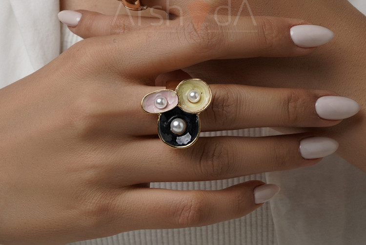 انگشتر زنانه میناکاری رنگینمهتابی مدل نواک با طرح صورتی و مشکی