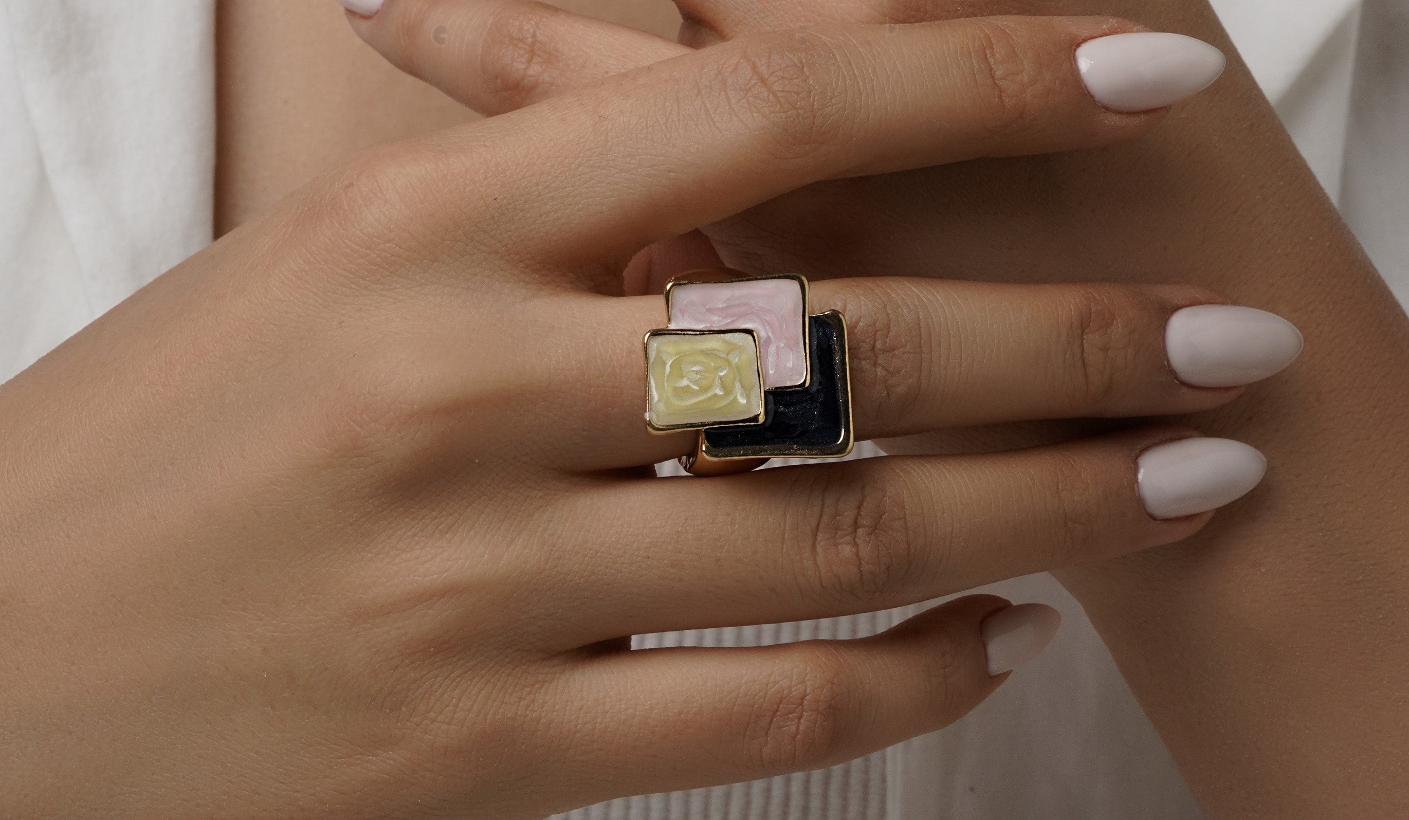 انگشتر زنانه میناکاری رنگینمهتابی مدل نواک با طرح صورتی و مشکی