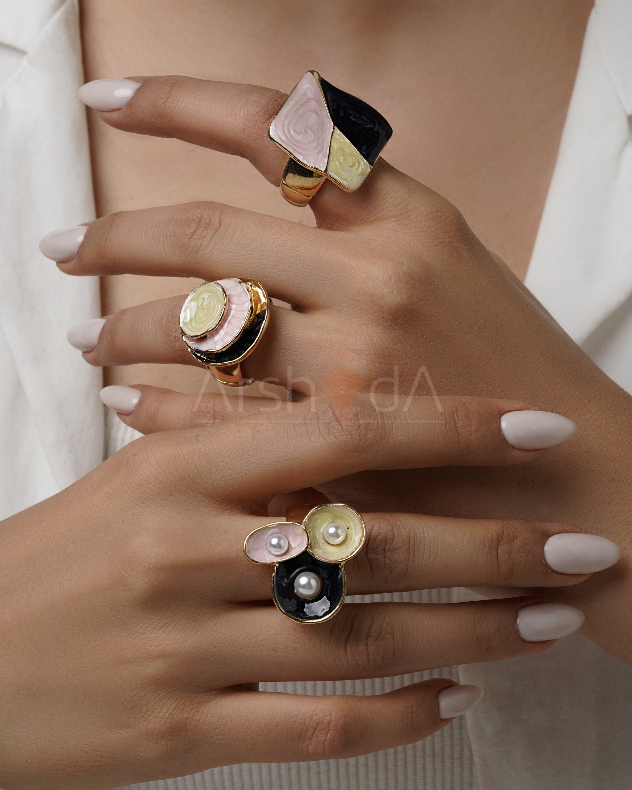 انگشتر زنانه میناکاری رنگینمهتابی مدل نواک با طرح صورتی و مشکی