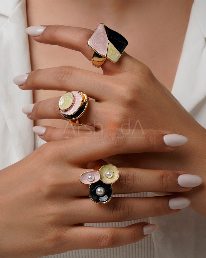 انگشتر زنانه میناکاری رنگینمهتابی مدل نواک با طرح صورتی و مشکی