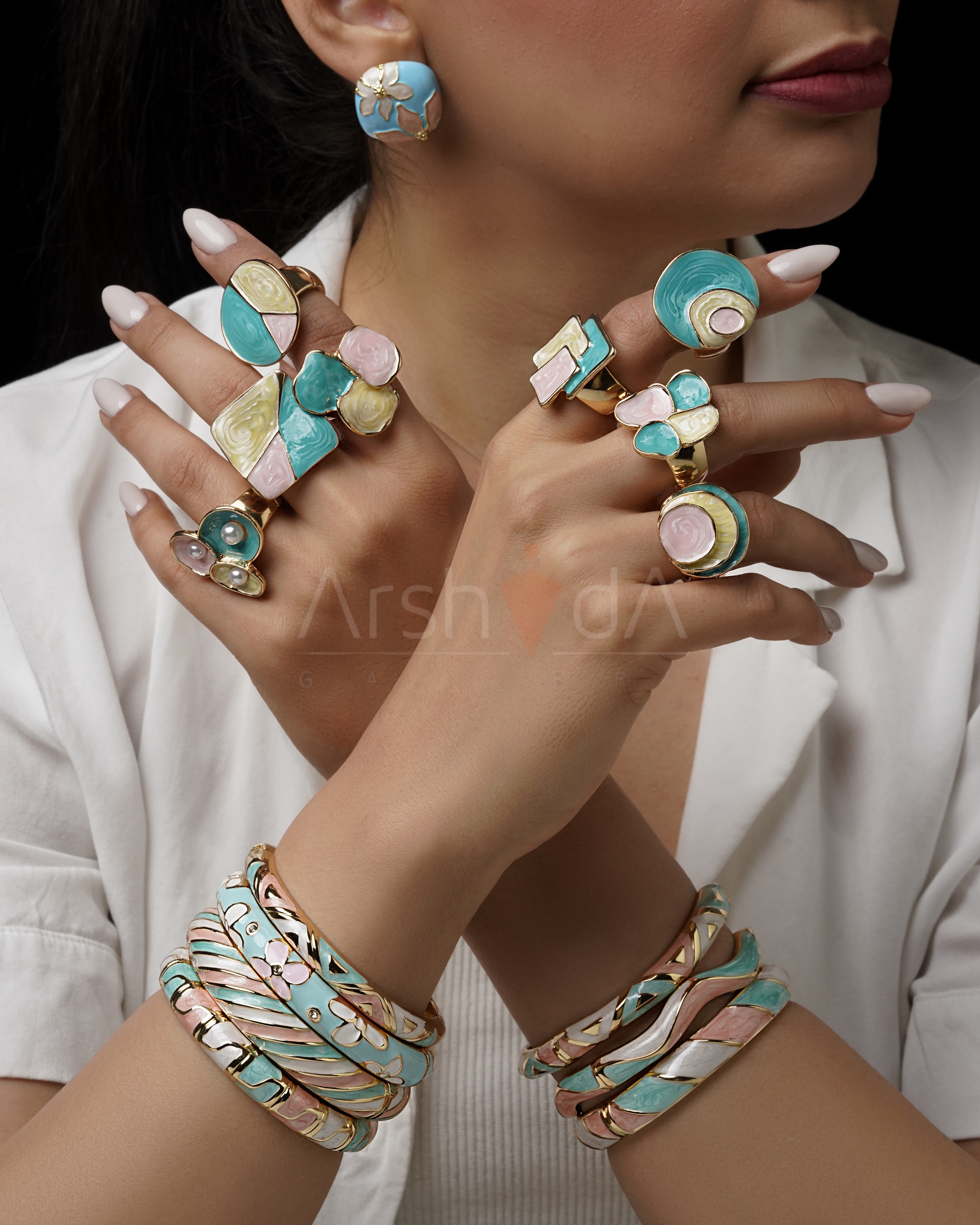 انگشتر زنانه میناکاری رنگین صدفی مدل مارین اِکو با رنگهای فیروزهای، صورتی و کرم، ساخت کوپر، فریسایز کشی و آبکاری طلا ۱۸ عیار