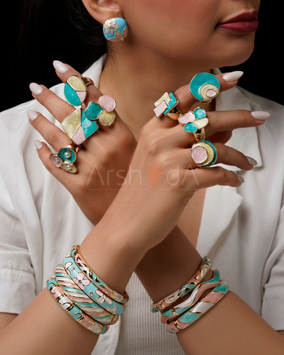 انگشتر زنانه میناکاری رنگین صدفی مدل مارین اِکو با رنگهای فیروزهای، صورتی و کرم، ساخت کوپر، فریسایز کشی و آبکاری طلا ۱۸ عیار