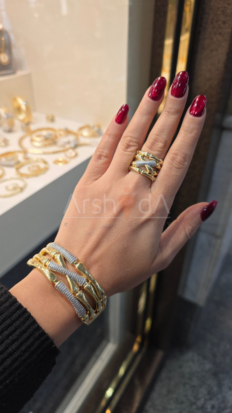 ست زیورآلات طلایی و نقرهای زنانه طرح بامبو چهار لاین شامل بنگل و انگشتر با نگینهای درخشان زیرکونیوم