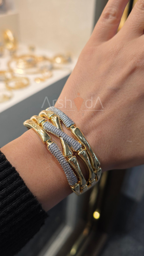 ست زیورآلات طلایی و نقرهای زنانه طرح بامبو چهار لاین شامل بنگل و انگشتر با نگینهای درخشان زیرکونیوم