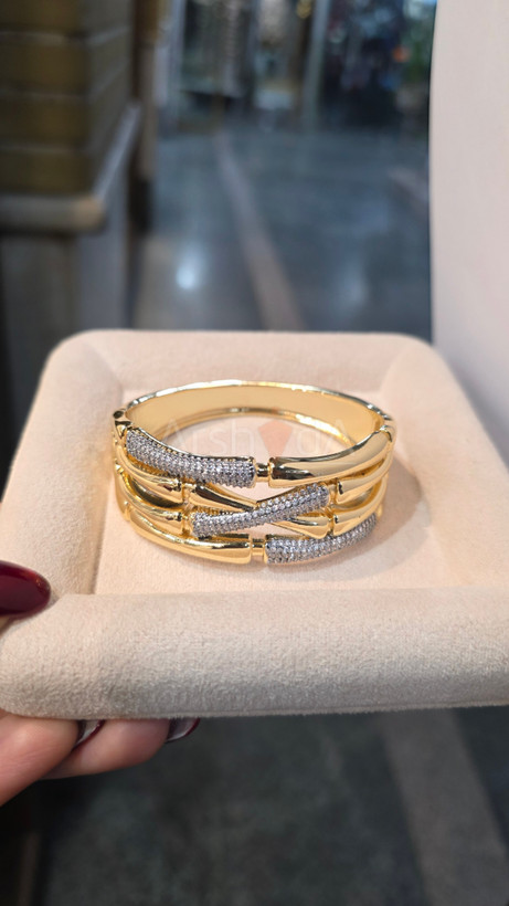 ست زیورآلات طلایی و نقرهای زنانه طرح بامبو چهار لاین شامل بنگل و انگشتر با نگینهای درخشان زیرکونیوم