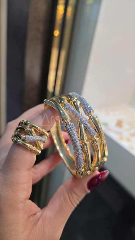ست زیورآلات طلایی و نقرهای زنانه طرح بامبو چهار لاین شامل بنگل و انگشتر با نگینهای درخشان زیرکونیوم