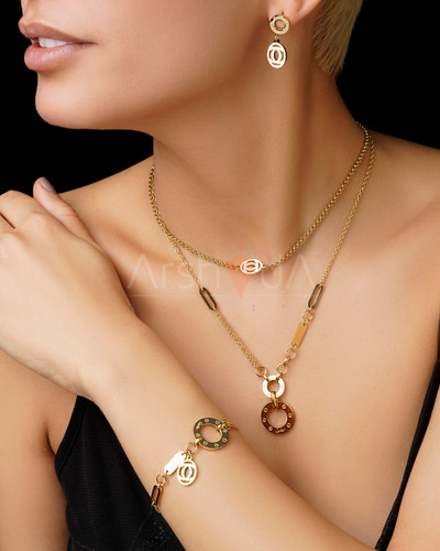 ست زیورآلات طلایی زنانه شامل گردنبند دو رج با آویزهای دایرهای کارتیر و دستبند و گوشواره مشابه درخشان