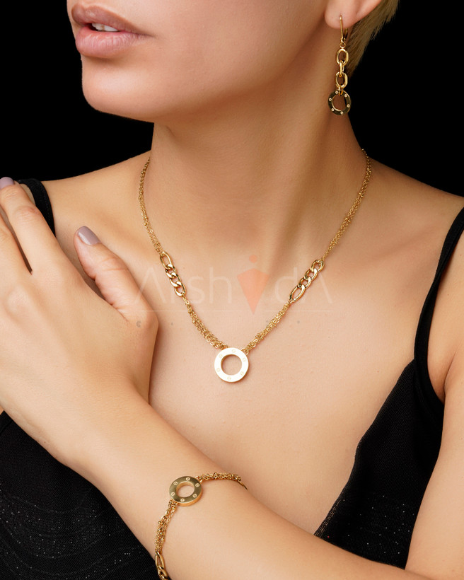 ست زیورآلات طلایی زنانه شامل گردنبند و دستبند با ترکیب زنجیر کارتیه و مدال دایرهای و گوشوارههای زنجیری آویز