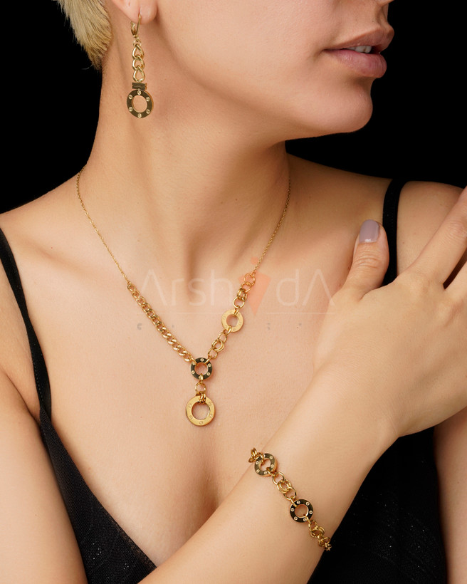 ست زیورآلات طلایی زنانه شامل گردنبند و دستبند زنجیری با حلقههای متصل حکاکی شده و گوشوارههای آویز مشابه