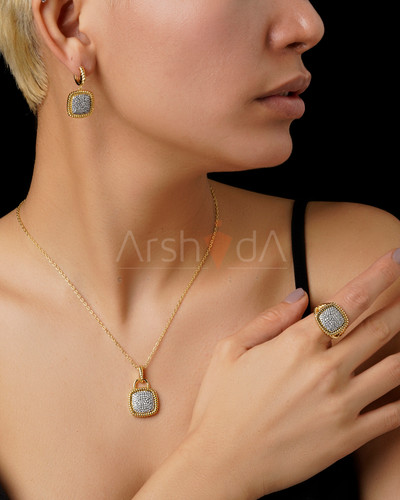 ست زیورآلات زنانه دیوید یورمن شامل گردنبند و گوشواره و انگشتر مربعی دو رنگ طلایی و نقره ای با نگین های درخشان